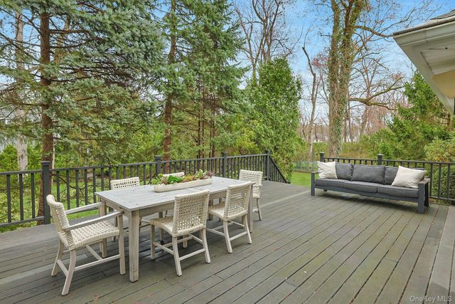 22 Leatherstocking Lane, Scarsdale, NY 10583