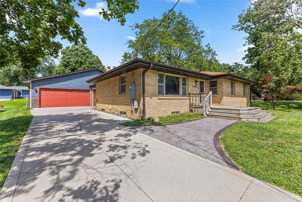 1621 NW 70th Place, Ankeny, IA 50023