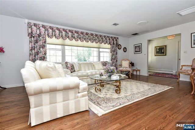 17 Grandview Avenue, Upper Saddle River, NJ 07458