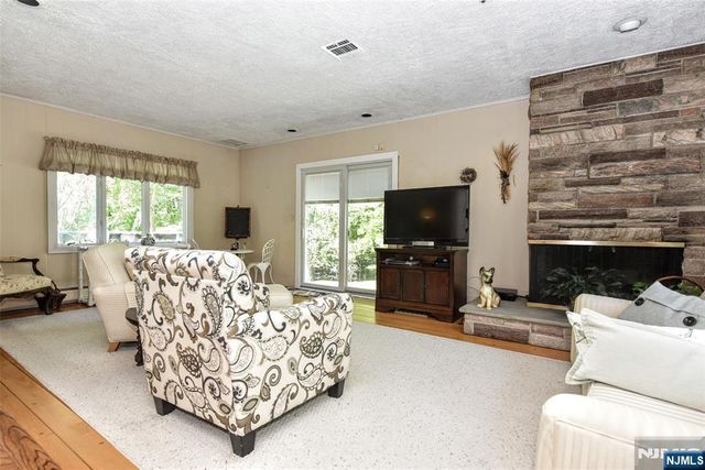 17 Grandview Avenue, Upper Saddle River, NJ 07458