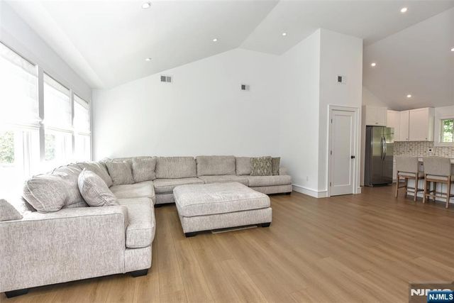 17 Grandview Avenue, Upper Saddle River, NJ 07458