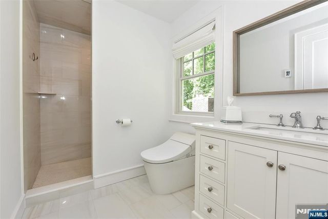 17 Grandview Avenue, Upper Saddle River, NJ 07458