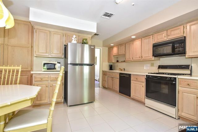 17 Grandview Avenue, Upper Saddle River, NJ 07458