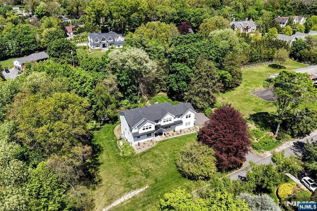 17 Grandview Avenue, Upper Saddle River, NJ 07458