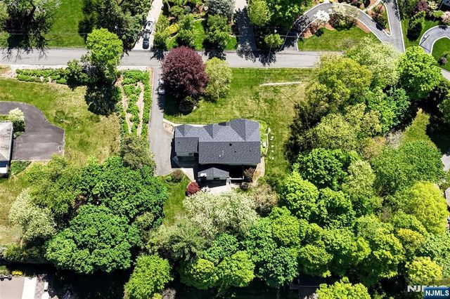 17 Grandview Avenue, Upper Saddle River, NJ 07458