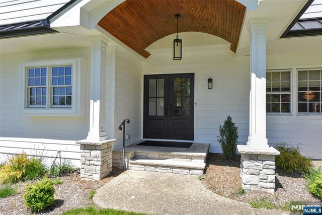 17 Grandview Avenue, Upper Saddle River, NJ 07458