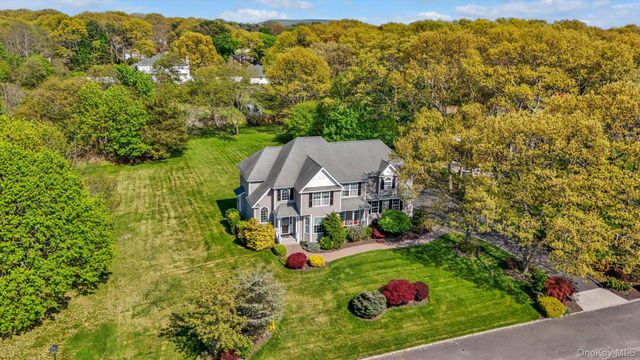 9 Paddock Lane, Medford, NY 11763