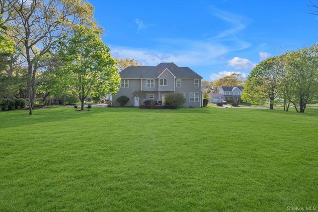9 Paddock Lane, Medford, NY 11763