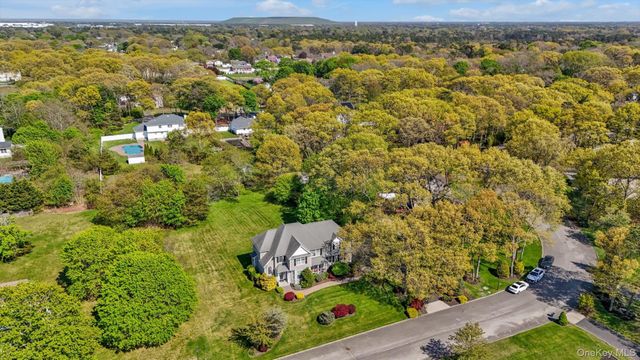 9 Paddock Lane, Medford, NY 11763