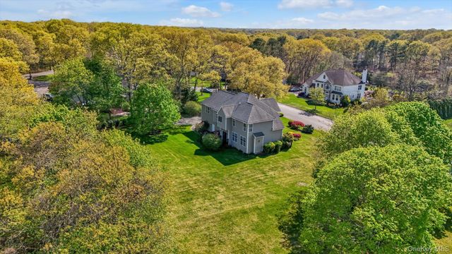 9 Paddock Lane, Medford, NY 11763