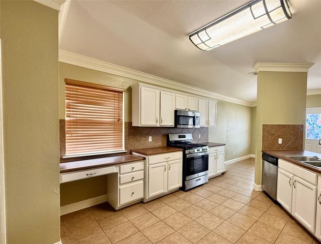 12820 Waynespur LN, Elgin, TX 78621