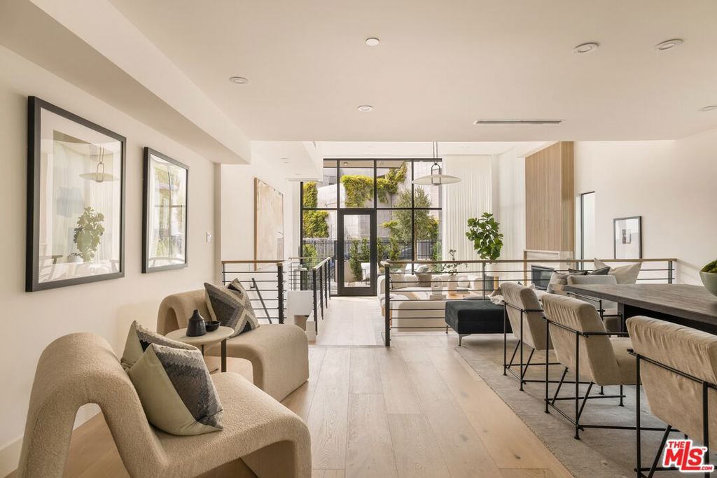 Image 11 of property listing at 922 West Knoll Drive, West Hollywood, CA 90069