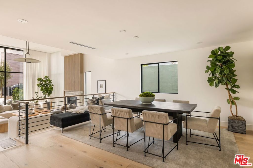Image 12 of property listing at 922 West Knoll Drive, West Hollywood, CA 90069