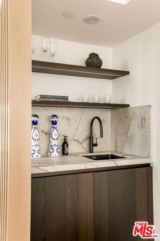 Image 14 of property listing at 922 West Knoll Drive, West Hollywood, CA 90069