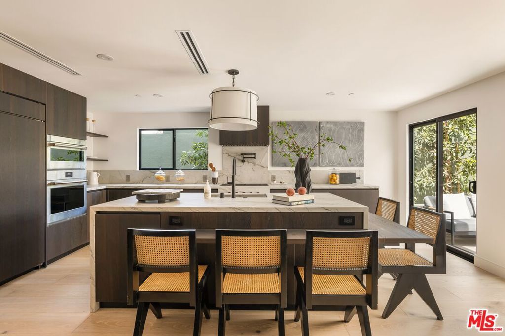 Image 17 of property listing at 922 West Knoll Drive, West Hollywood, CA 90069