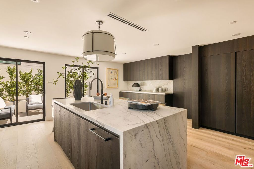 Image 20 of property listing at 922 West Knoll Drive, West Hollywood, CA 90069