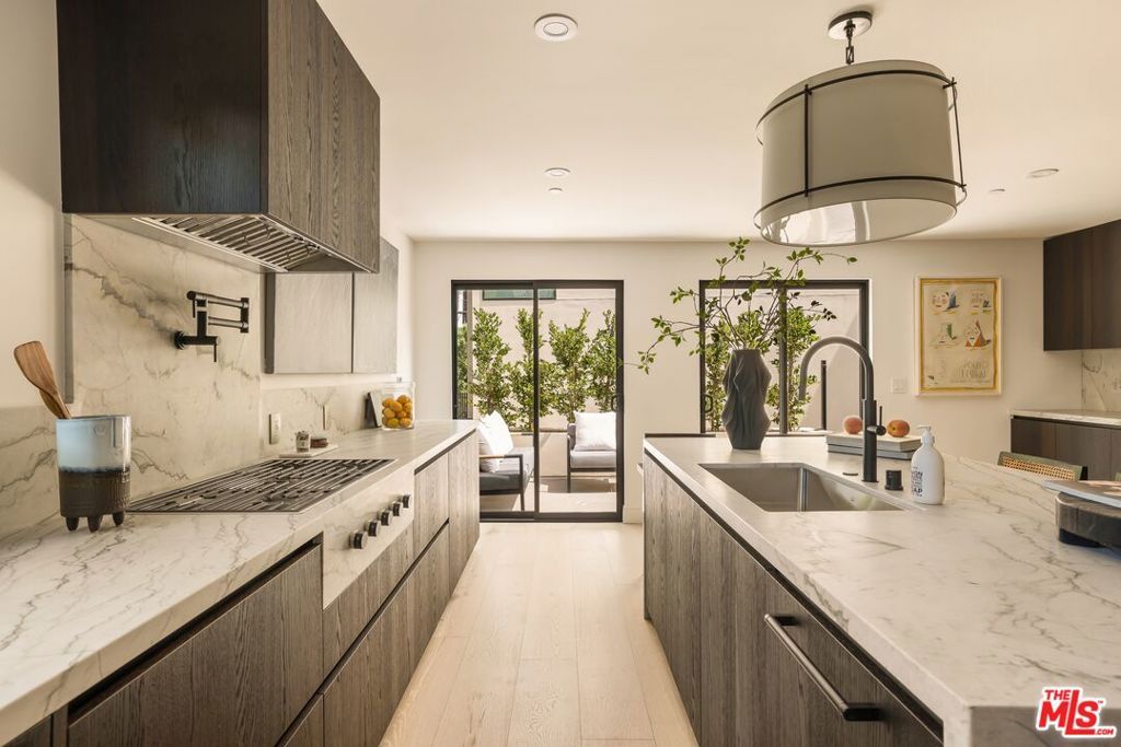 Image 21 of property listing at 922 West Knoll Drive, West Hollywood, CA 90069