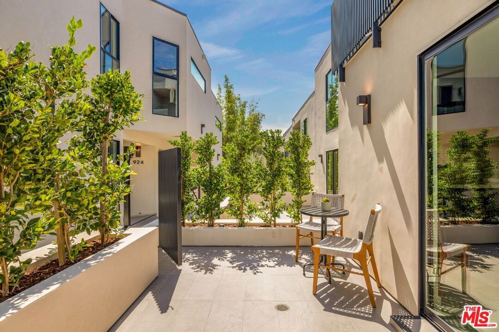 Image 23 of property listing at 922 West Knoll Drive, West Hollywood, CA 90069