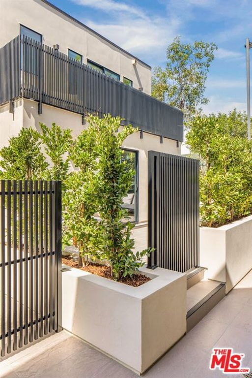 Image 25 of property listing at 922 West Knoll Drive, West Hollywood, CA 90069
