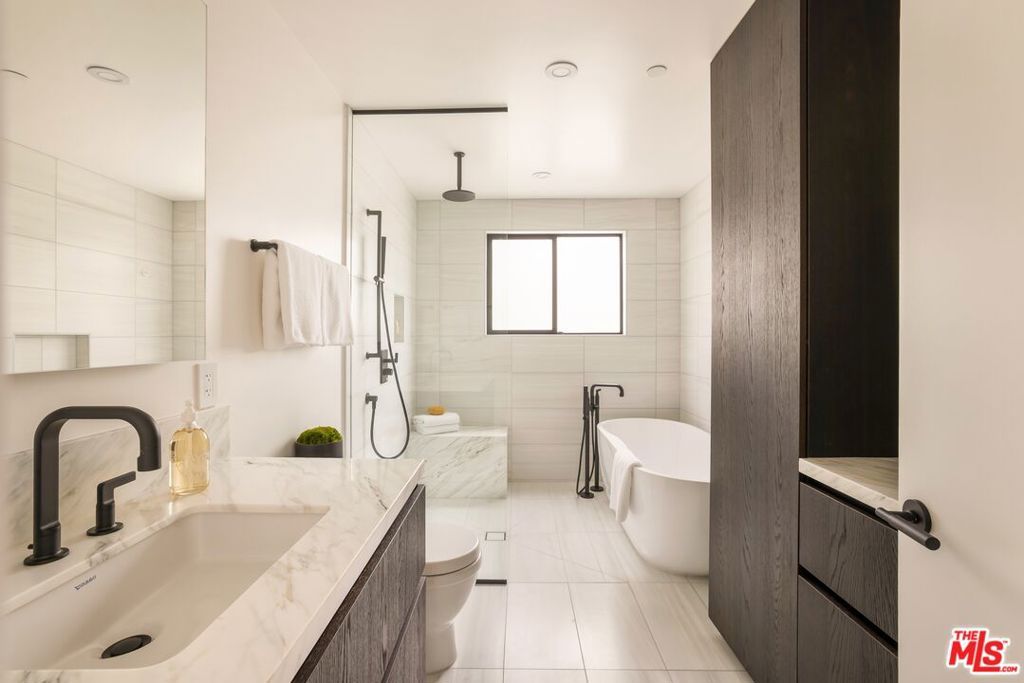 Image 28 of property listing at 922 West Knoll Drive, West Hollywood, CA 90069