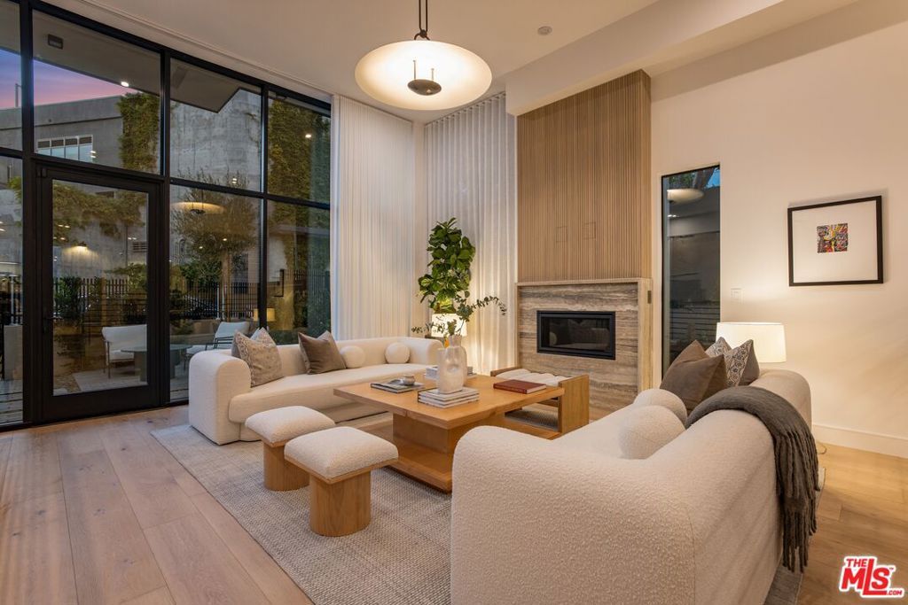 Image 3 of property listing at 922 West Knoll Drive, West Hollywood, CA 90069