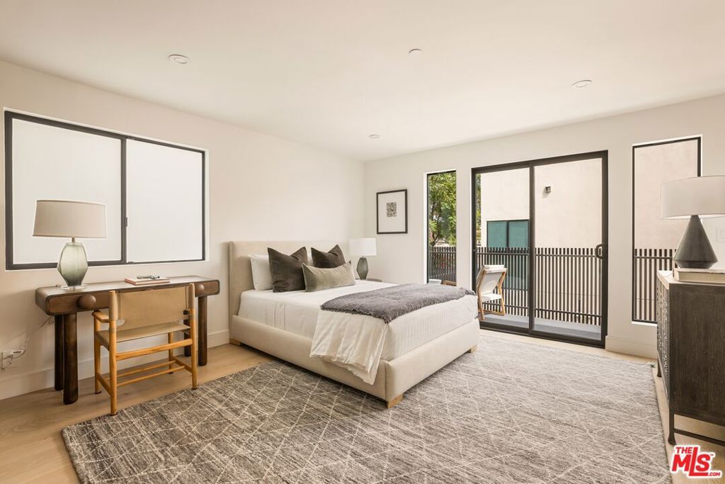 Image 30 of property listing at 922 West Knoll Drive, West Hollywood, CA 90069