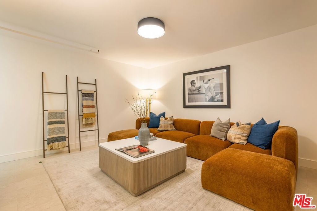 Image 38 of property listing at 922 West Knoll Drive, West Hollywood, CA 90069