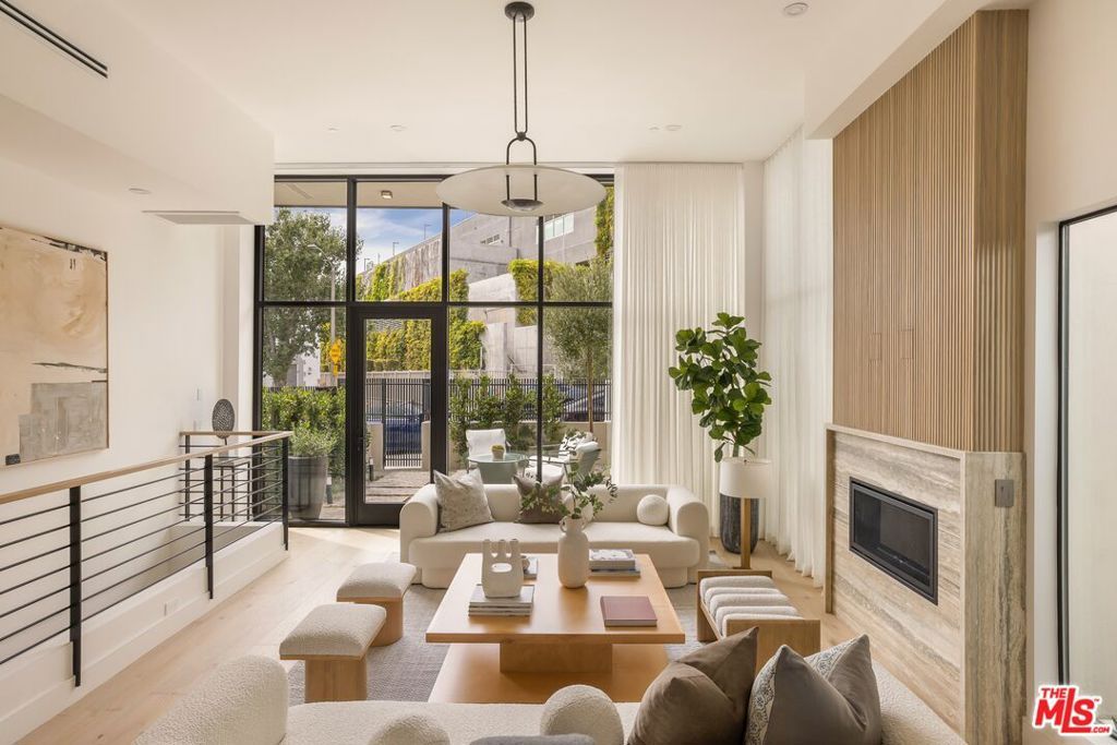 Image 8 of property listing at 922 West Knoll Drive, West Hollywood, CA 90069