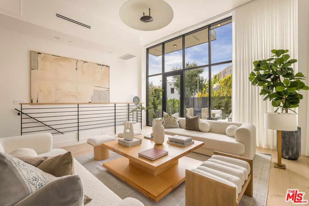 Image 9 of property listing at 922 West Knoll Drive, West Hollywood, CA 90069