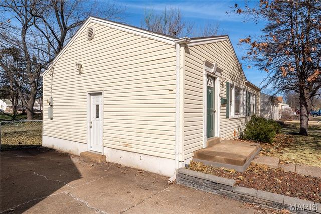 45 La Venta Drive, Florissant, MO 63031