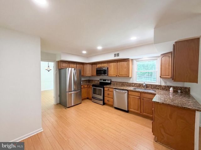 3211 FOX MILL RD, Oakton, VA 22124
