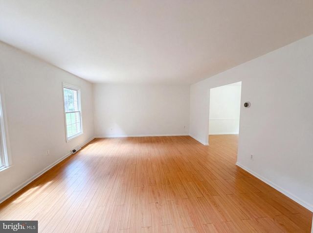 3211 FOX MILL RD, Oakton, VA 22124