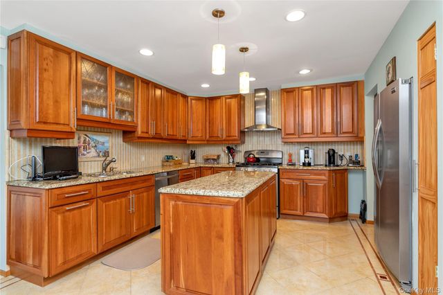 51-10 Douglaston Parkway, Douglaston, NY 11362