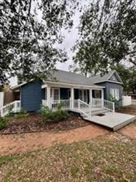 210 E Phillips Street, Conroe, TX 77301