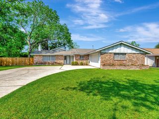 208 Burnett Drive, Baytown, TX 77520