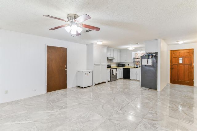 103 S Ringgold Street, West Columbia, TX 77486