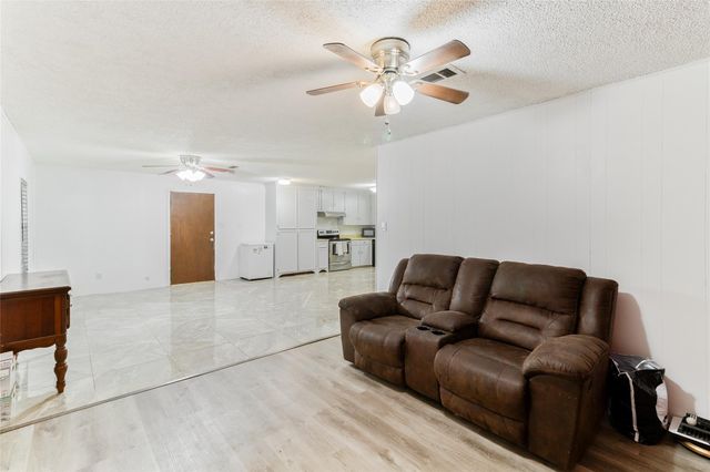 103 S Ringgold Street, West Columbia, TX 77486