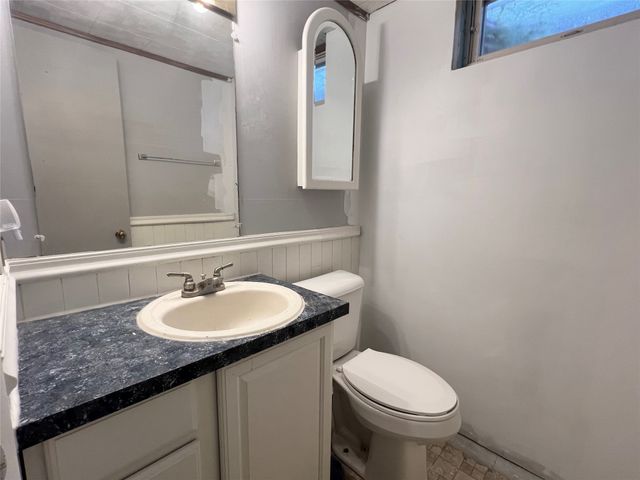 808 E 14th Street S, Newton, IA 50208