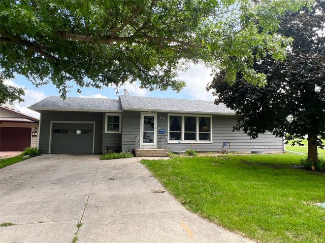 808 E 14th Street S, Newton, IA 50208