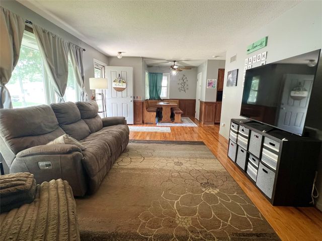 808 E 14th Street S, Newton, IA 50208