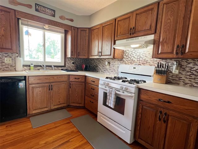 808 E 14th Street S, Newton, IA 50208