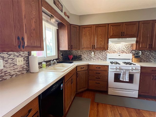 808 E 14th Street S, Newton, IA 50208