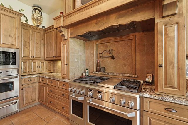 181 Willow Wood Rd, Woodbridge, CA 95258