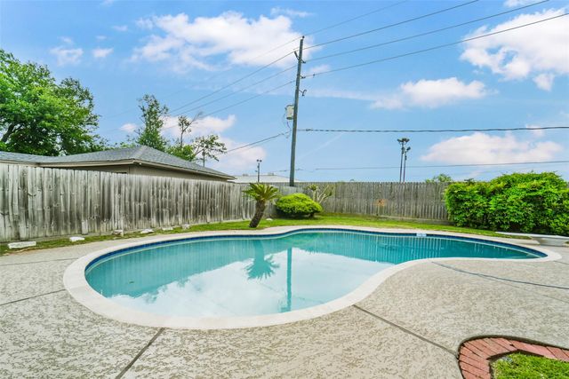 1423 Ash Meadow Drive, Houston, TX 77090