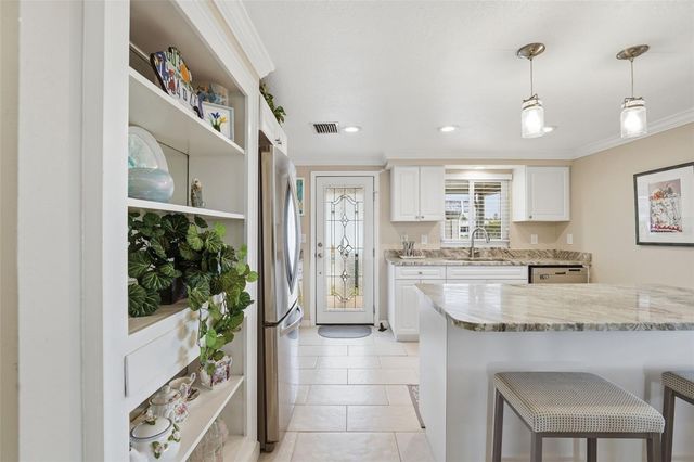 690 CIRCLEWOOD DRIVE W8, Venice, FL 34293