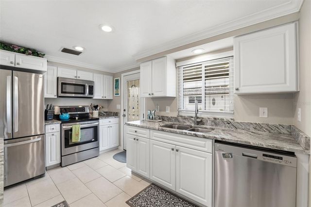 690 CIRCLEWOOD DRIVE W8, Venice, FL 34293