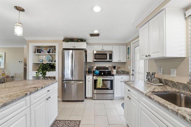 690 CIRCLEWOOD DRIVE W8, Venice, FL 34293