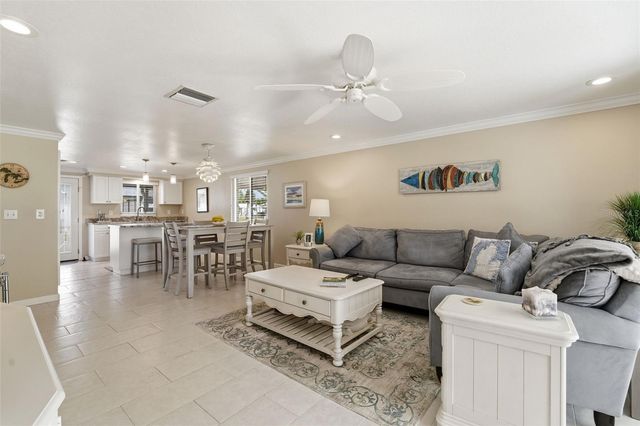 690 CIRCLEWOOD DRIVE W8, Venice, FL 34293