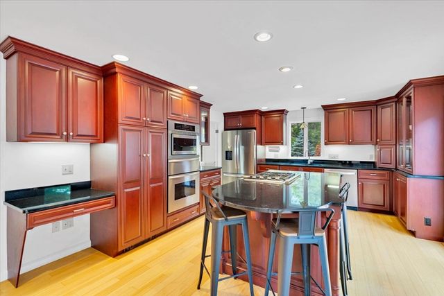 8 Winstons Path, Dennis, MA 02660