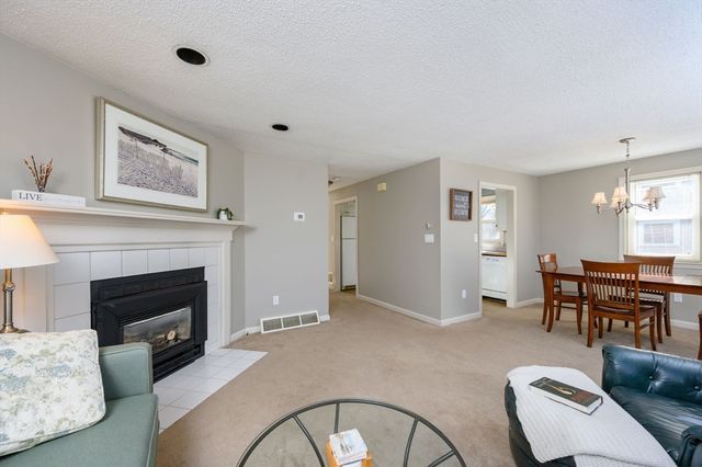 5 Harbor Hill Dr 5, Bourne, MA 02532